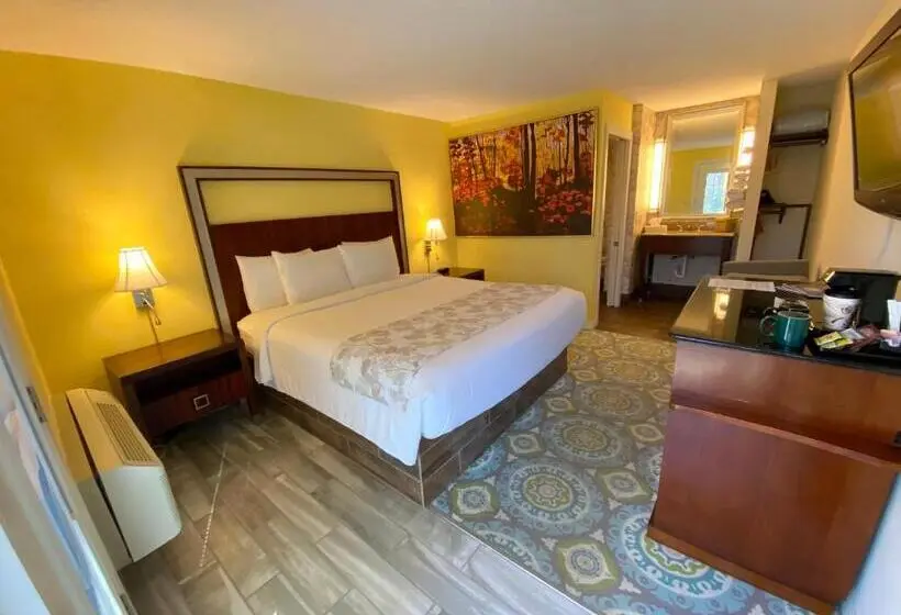 身障者適用キングサイズベッドルーム, Cascades Inn