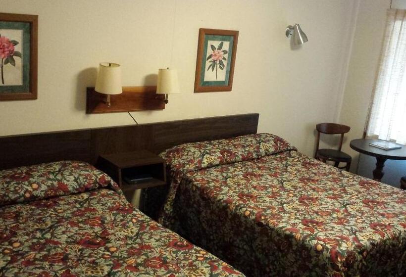 Номер Стандарт Вид на Бассейн, Two Rivers Lodge