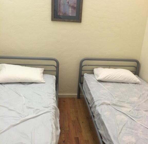 اتاق اکونومی, Treasure State Hostel