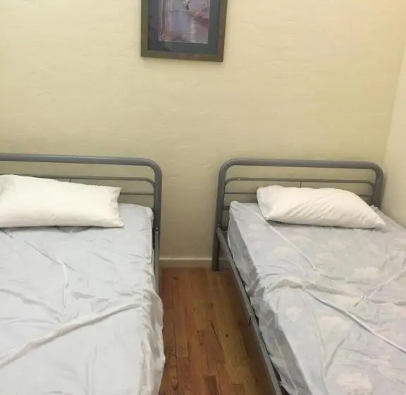 エコノミールーム, Treasure State Hostel