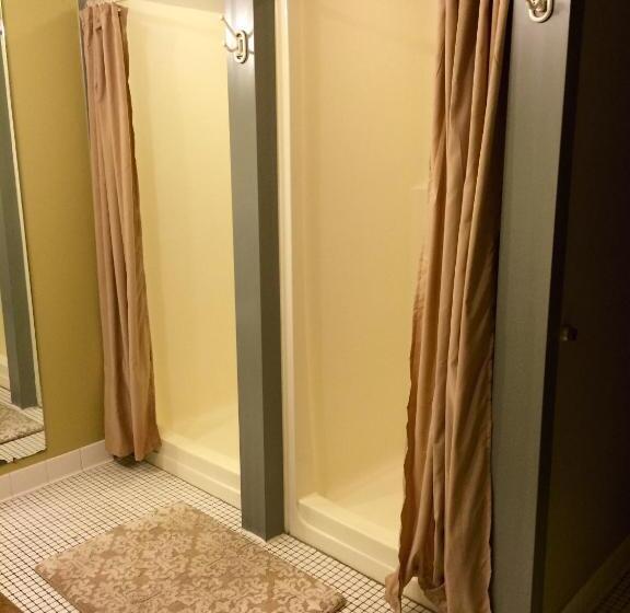 اتاق اکونومی, Treasure State Hostel