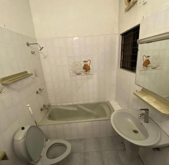 اتاق لوکس با تخت بزرگ, Durrani Executive   Islamabad F10