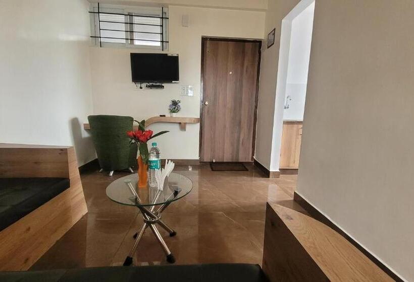 דירת חדר משפחתית, The Suites