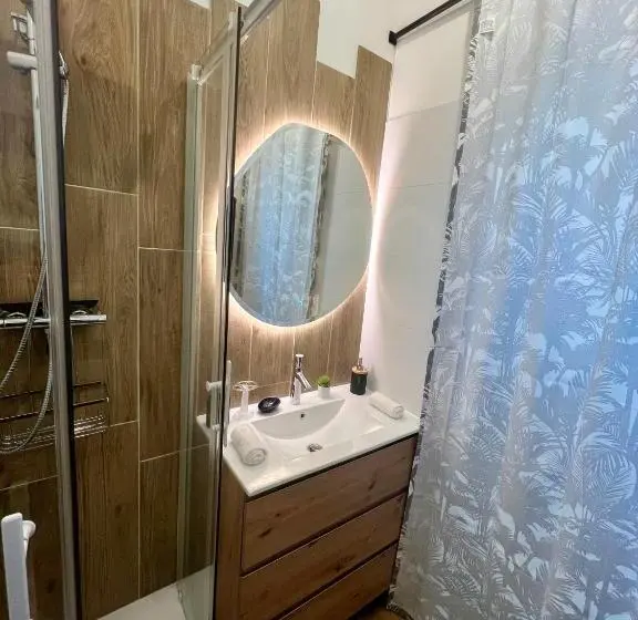 スタンダード４人部屋, Chambres D Hôtes Les Carmélites