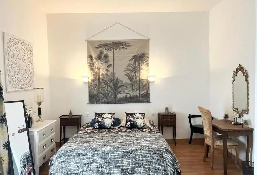 スタンダード４人部屋, Chambres D Hôtes Les Carmélites