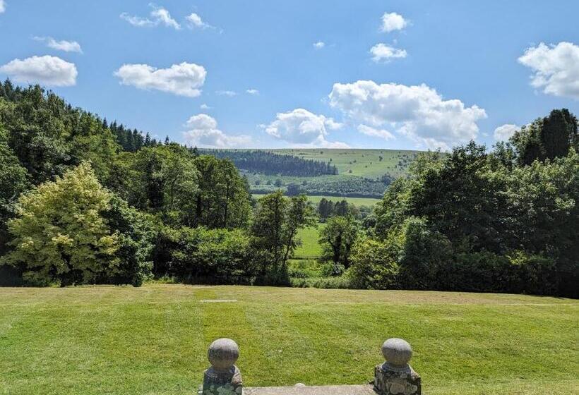 Семейный Номер, The Stables