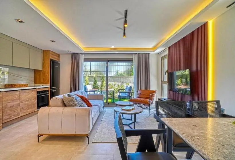 سوییت با چشمانداز باغ, Ayayorgi Homes