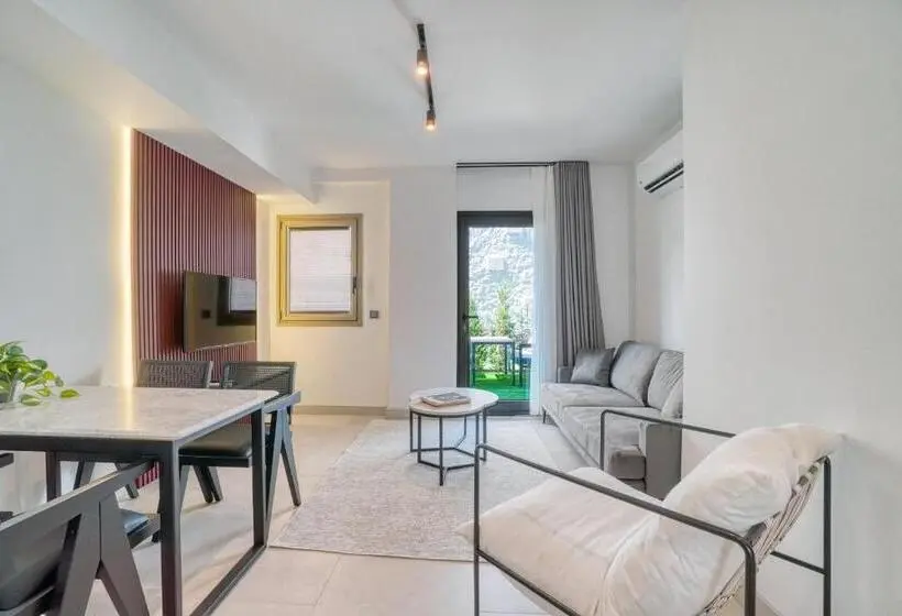 سوییت با چشمانداز باغ, Ayayorgi Homes