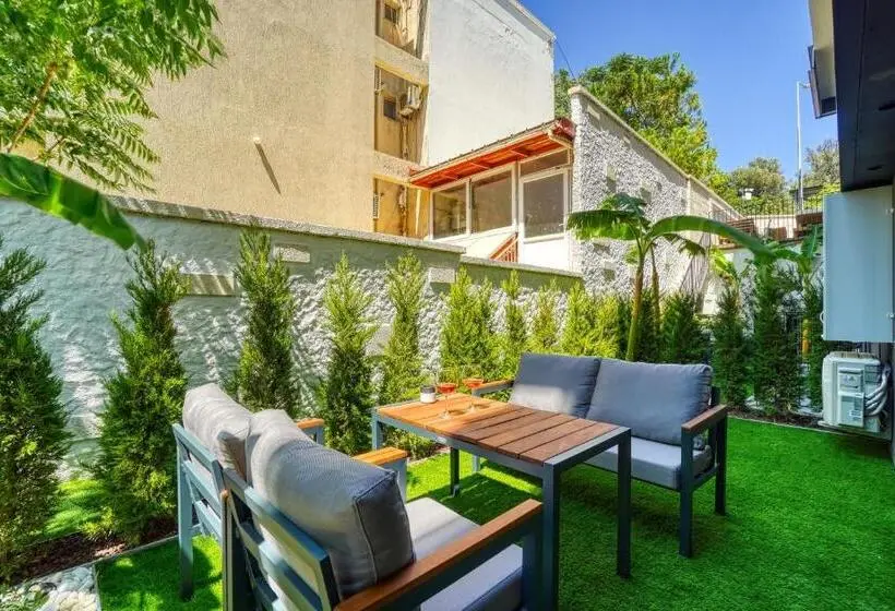 سوییت با چشمانداز باغ, Ayayorgi Homes