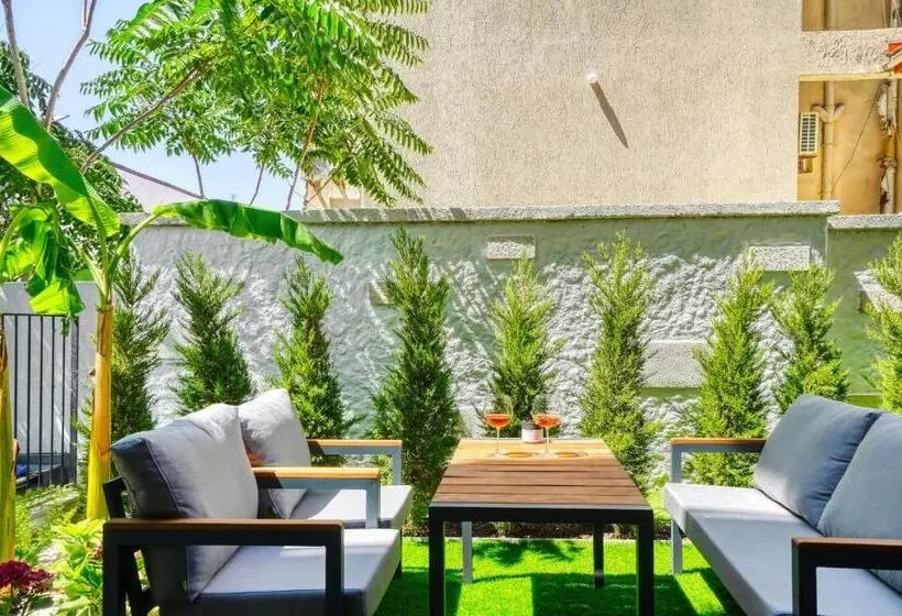 سوییت با چشمانداز باغ, Ayayorgi Homes
