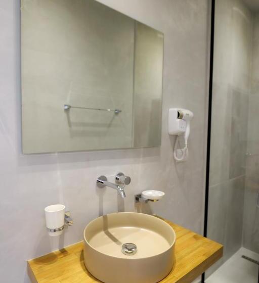 اتاق استاندارد سه نفره, Hm Boutique