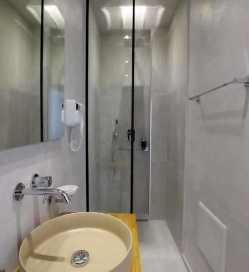 اتاق استاندارد سه نفره, Hm Boutique