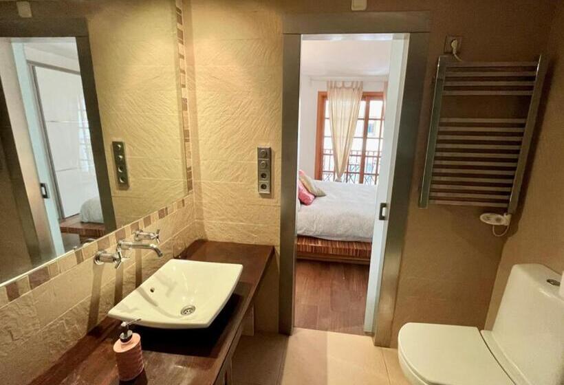 Pokój Standard z Balkonem, Ensuite Double Room With Balcony In Shared Apartment In Center Of Santa Eularia With Sea View And Cl