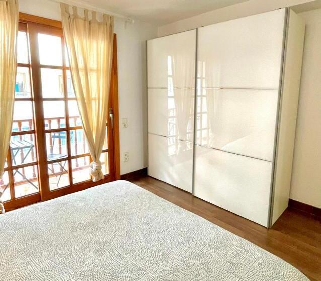 バルコニー付きスタンダードルーム, Ensuite Double Room With Balcony In Shared Apartment In Center Of Santa Eularia With Sea View And Cl