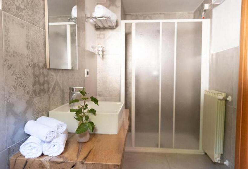 غرفة قياسية ثلاثية ذات اطلالة, Locanda Degli Ulivi