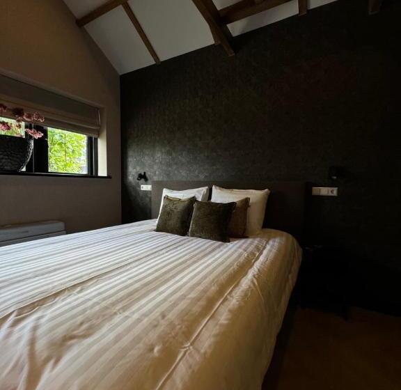 جناح جونيور, Twenty Three Amsterdam Airport