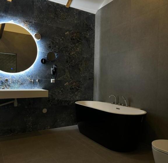 جناح جونيور, Twenty Three Amsterdam Airport