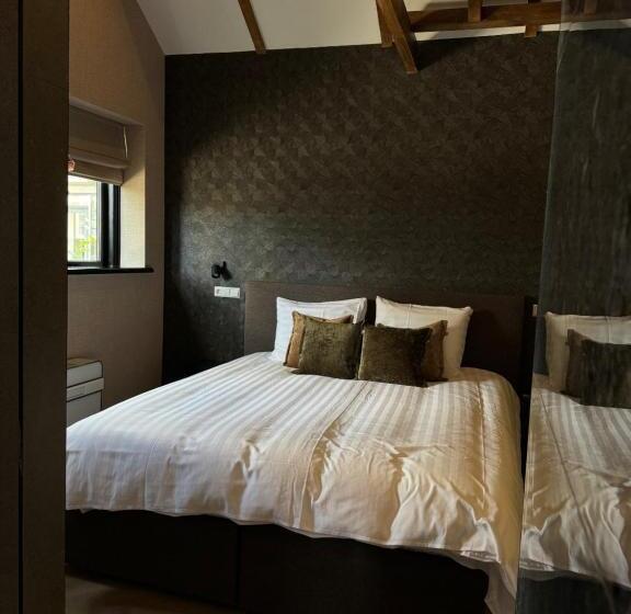 جناح جونيور, Twenty Three Amsterdam Airport