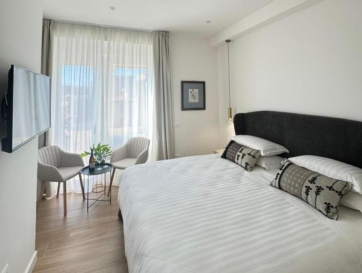 标准间带阳台, Feel Boutique Rooms