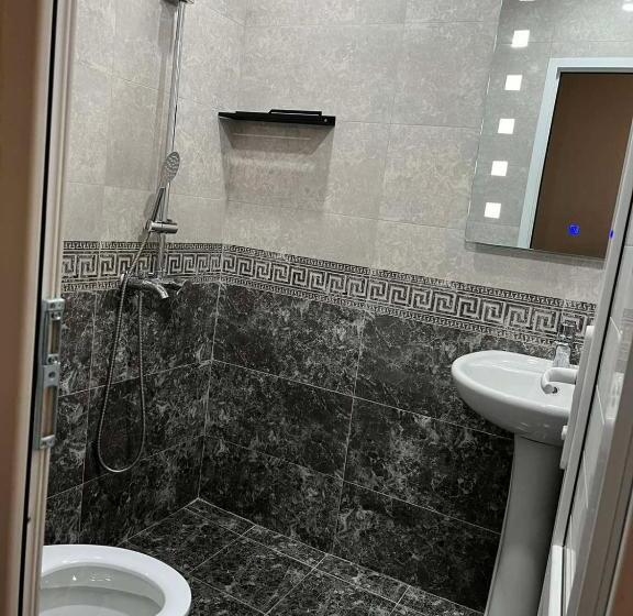 غرفة قياسية, Madoyans Rest House