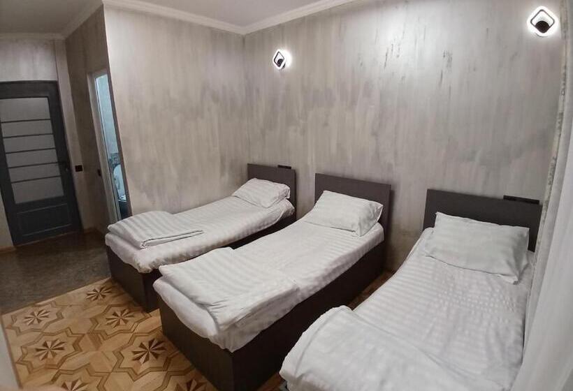 غرفة كلاسيكية ثلاثية, Madoyans Rest House