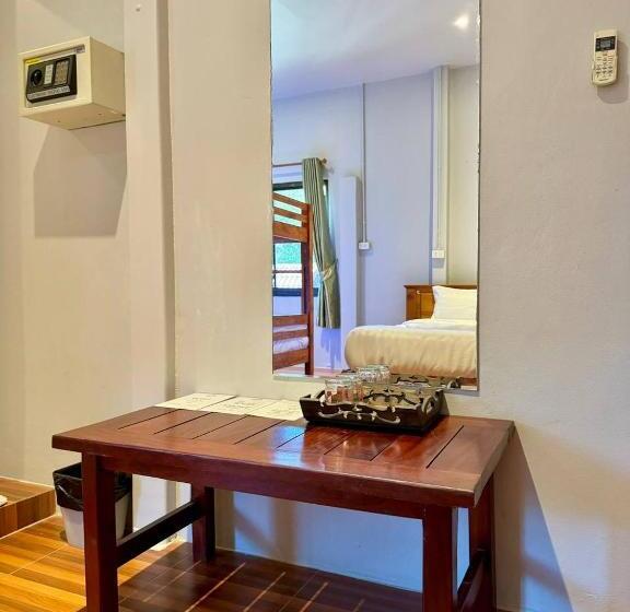 غرفة قياسية ثلاثية, Propaganda Hostel