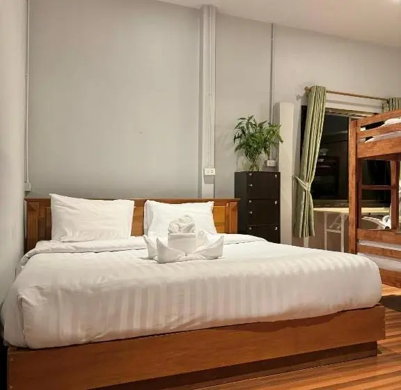 スタンダードトリプルルーム, Propaganda Hostel
