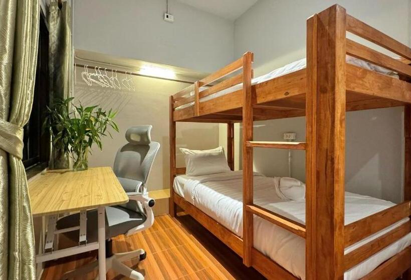 غرفة قياسية رباعية, Propaganda Hostel