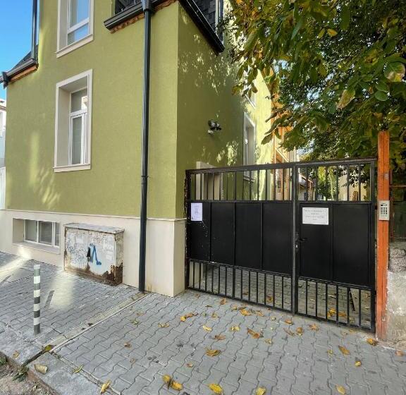 דירת חדר, Prime Stays At 92 Antim I Street