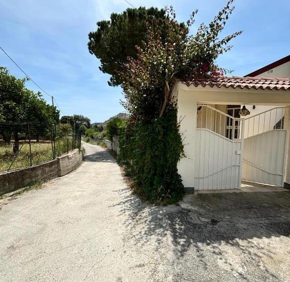 غرفة عائلية, Vida Locrese Con Piscina Salata