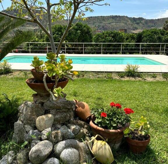 غرفة قياسية رباعية مزودة بشُرفة, Vida Locrese Con Piscina Salata