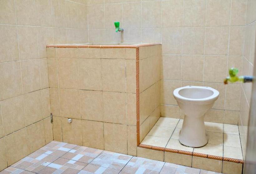 带共用浴室的标准房间, Garuda Setia