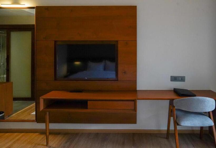 Номер Стандарт, Sterling Lontano Waterfront Wayanad