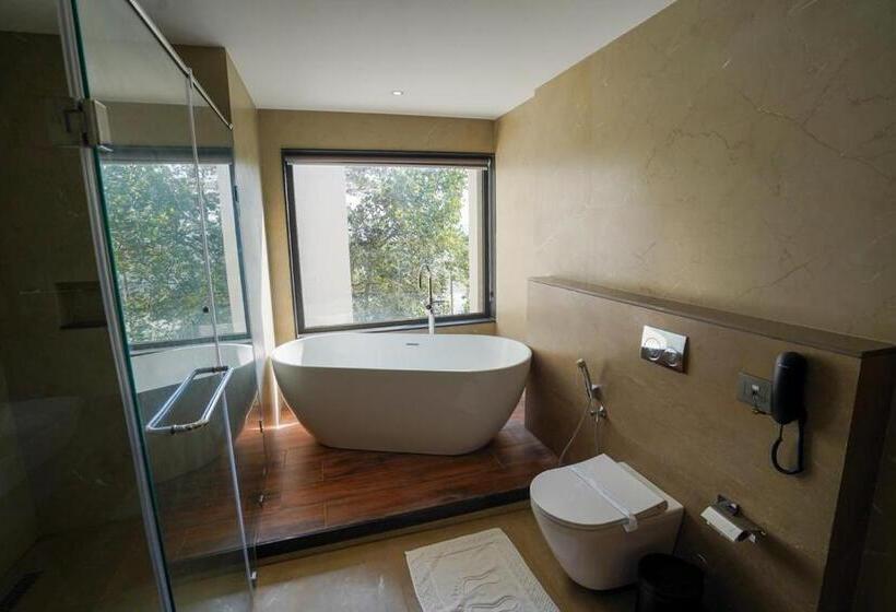 Президентский Люкс, Sterling Lontano Waterfront Wayanad