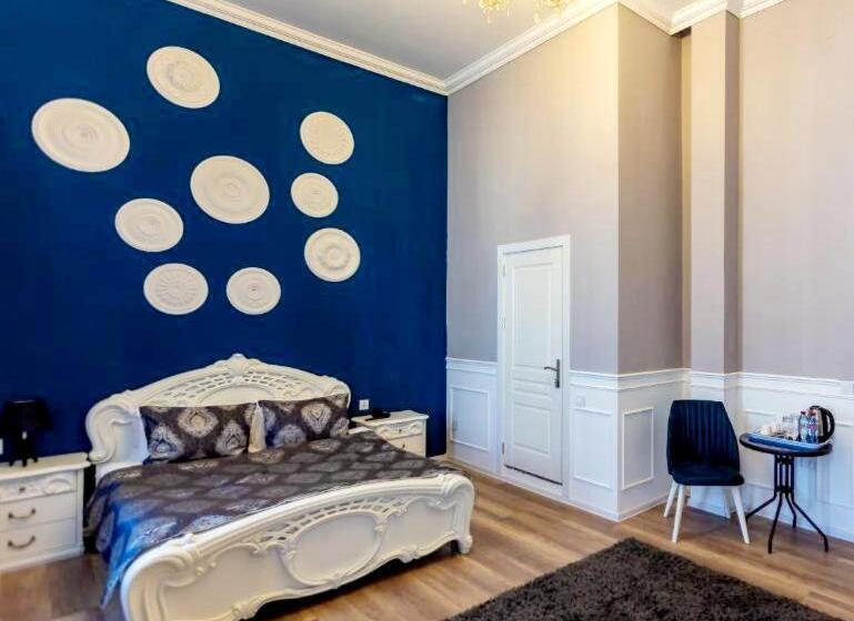 اتاق لوکس با بالکن, Jeanne D Arc