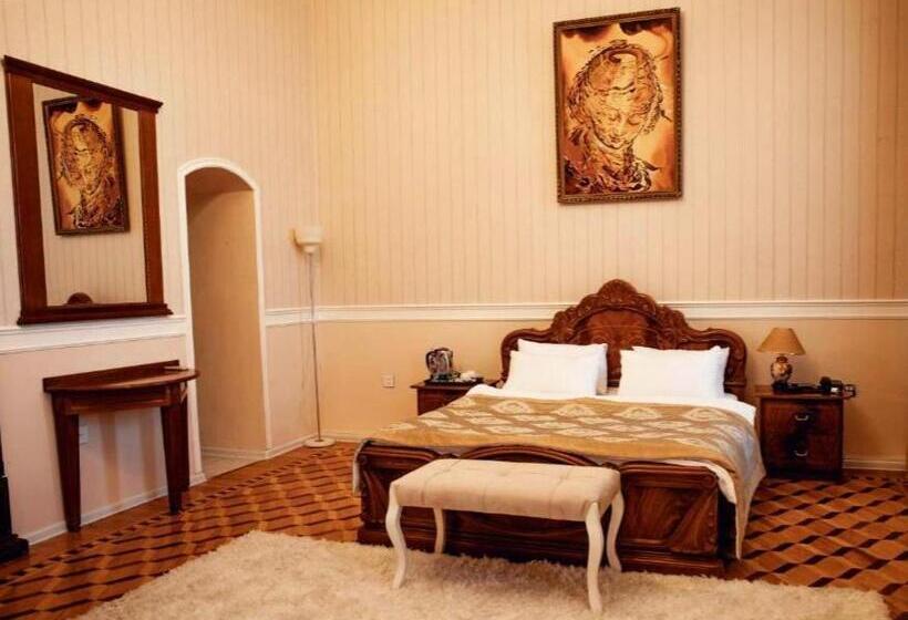 اتاق استاندارد سه نفره, Jeanne D Arc