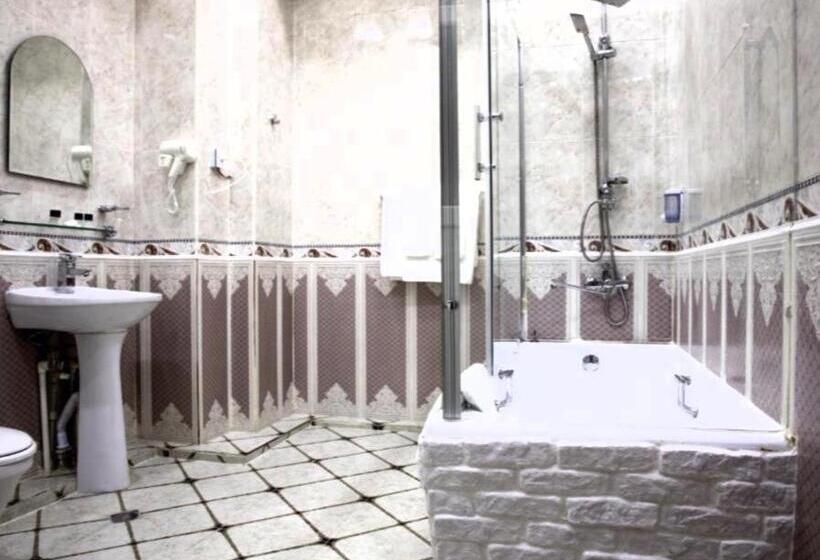 اتاق استاندارد سه نفره, Jeanne D Arc