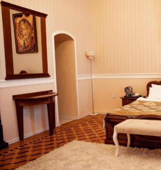 اتاق استاندارد سه نفره, Jeanne D Arc