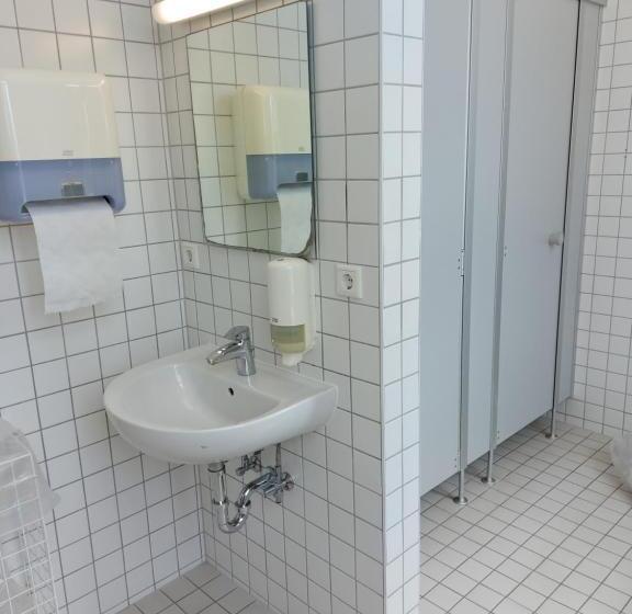 バス共有のスタンダードルーム, Klaarcamp