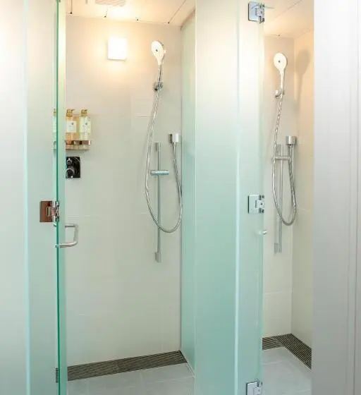 共同バス付シェアルーム, Plaza East Cabin For Men Only