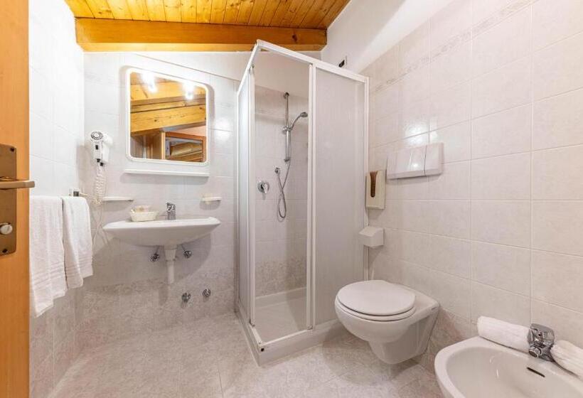 غرفة قياسية رباعية, Laste