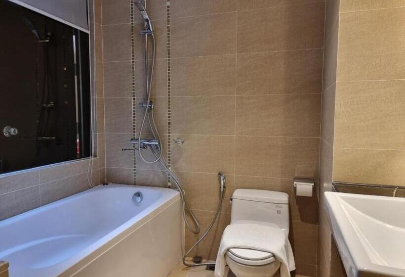 سوییت لوکس, Red River View