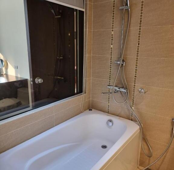 سوییت لوکس, Red River View