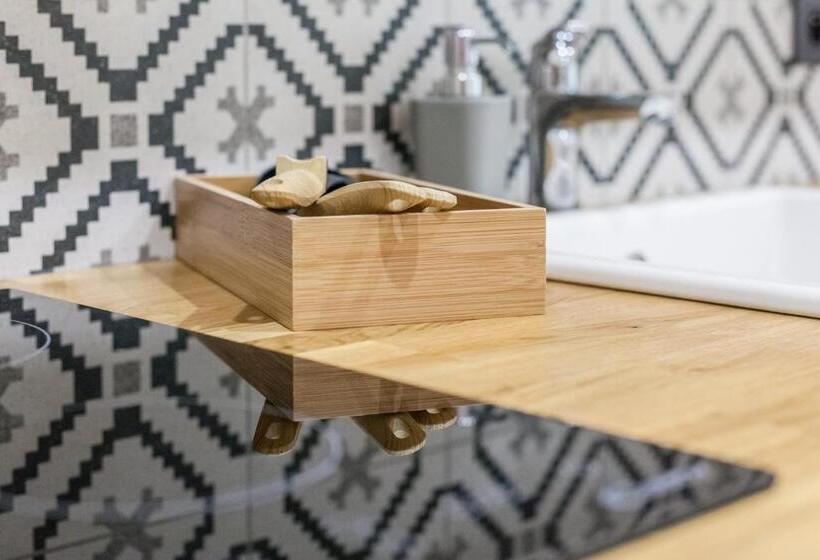 スタンダードスタジオ, Zátoka