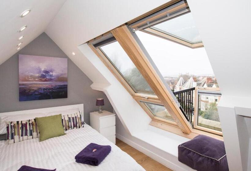 חדר סטנדרט לשלושה, 4 Spicer Road