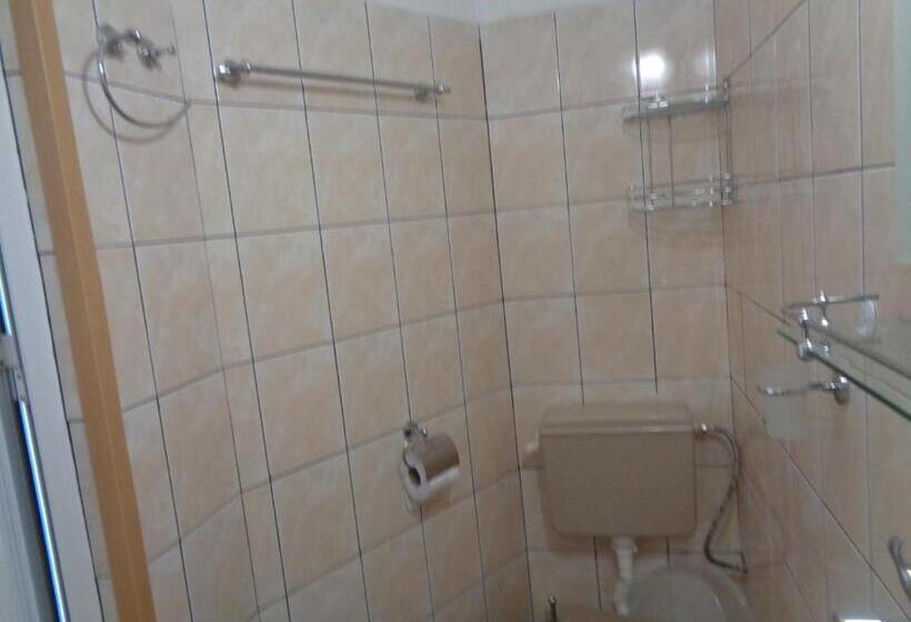 غرفة قياسية ثلاثية مزودة بشرفة, Guest House Kotva