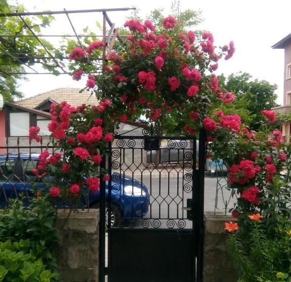 غرفة قياسية ثلاثية مزودة بشرفة, Guest House Kotva