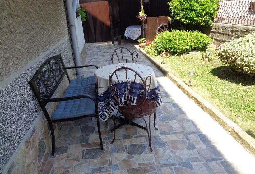 غرفة قياسية ثلاثية مزودة بشرفة, Guest House Kotva