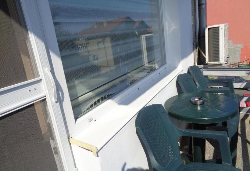 غرفة قياسية ثلاثية مزودة بشرفة, Guest House Kotva