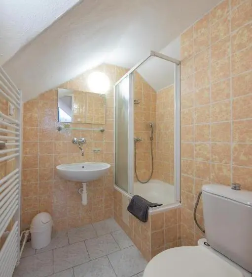 سوییت خانوادگی, Vila Astoria